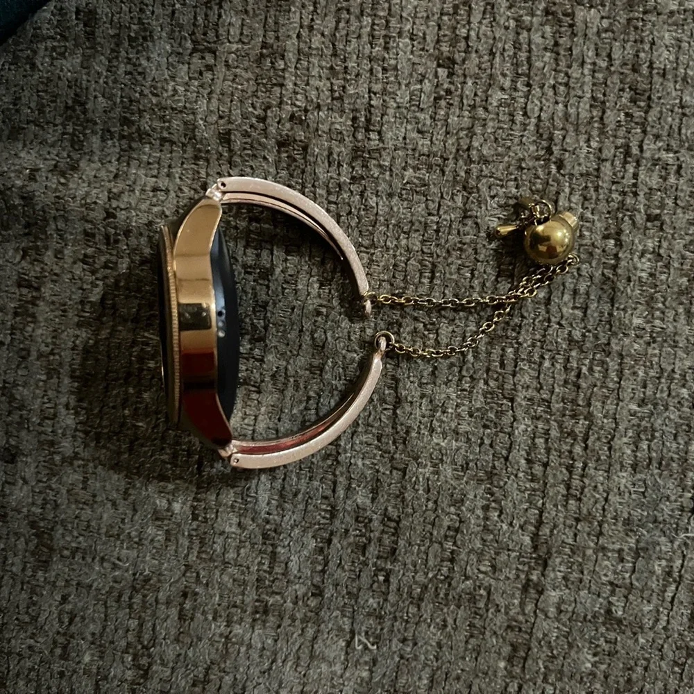 Samsung Gold Smartwatch Premium Design